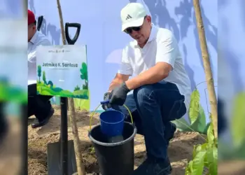 Direktur Utama PTPN IV PalmCo Jatmiko Santosa saat melakukan tanam pohon di tepi Sungai Deli beberapa waktu lalu. (dok. Humas)