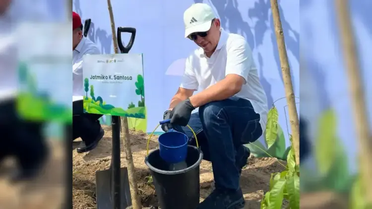 Direktur Utama PTPN IV PalmCo Jatmiko Santosa saat melakukan tanam pohon di tepi Sungai Deli beberapa waktu lalu. (dok. Humas)