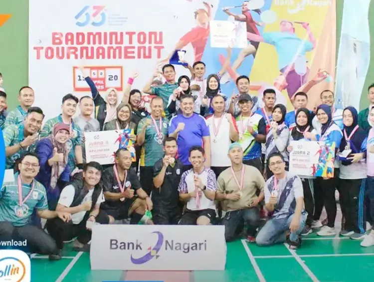 Foto bersama direksi dan peserta turnamen badminton HUT Bank Nagari