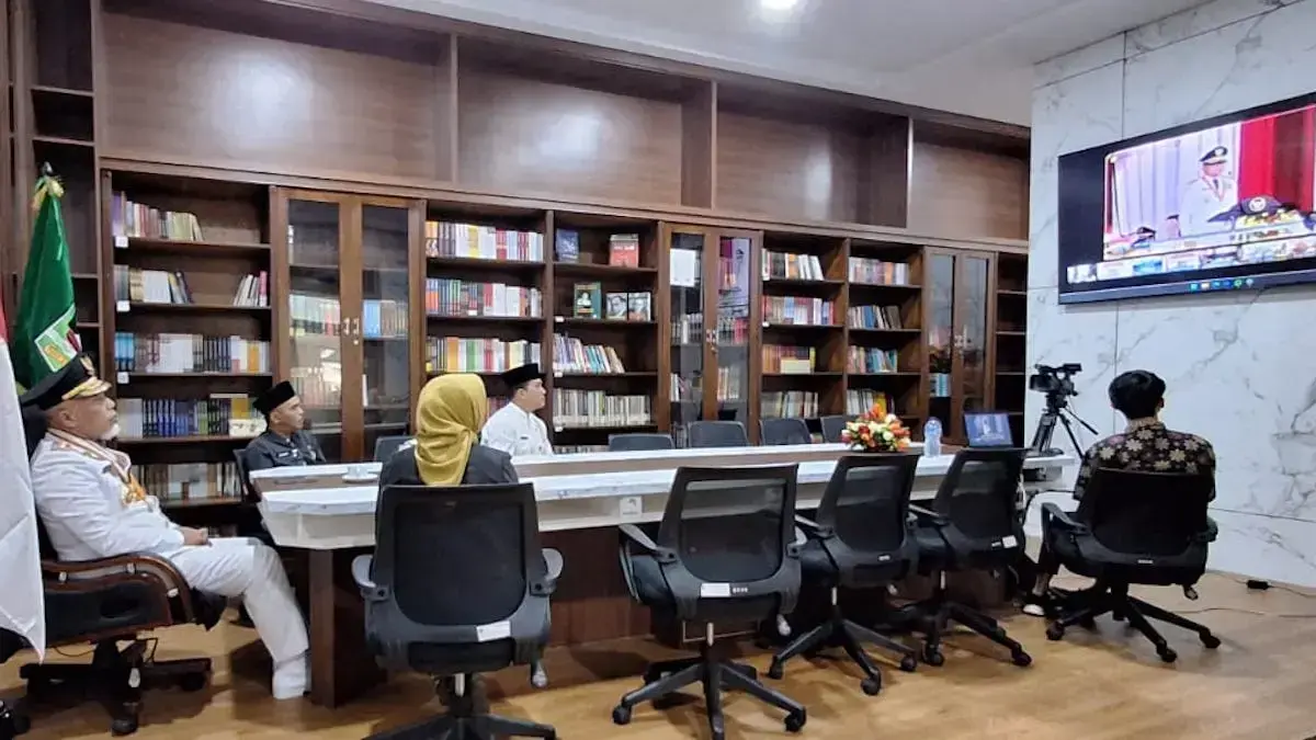 Gubernur Mahyeldi ikut zoom meeting peringatan Hari Otda. (dok. adpsb)