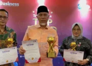 Gubernur Mahyeldi Terima Penghargaan Top Pembina BUMD Award 2025