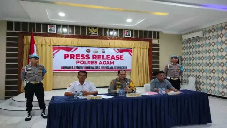 Kapolres Agam AKBP Muhammad Agus Hidayat melalui Kasat Res Narkoba Polres Agam Iptu Herwin (kiri) sedang memberikan keterangan pengungkapan kasus. Dok Antara/Yusrizal