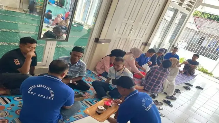 Lapas Suliki Fasilitasi Kunjungan Keluarga untuk Narapidana Selama Lebaran, Video Call juga Disediakan 1 Keluarga saling bercengkrama dengan warga binaan pemasyarakatan di dalam Lapas Suliki, pada Selasa (1/4). ANTARA/FathulAbdi