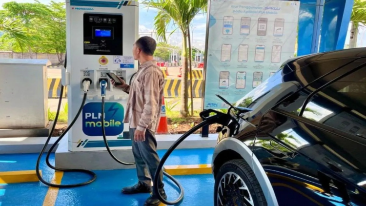 Mudik Lebaran Ramah Lingkungan, Penggunaan SPKLU di Sumbar Melonjak 484 Persen 1 Seorang pengendara mobil listrik mengisi daya di SPKLU milik PLN. (Foto: Dok. Ist)