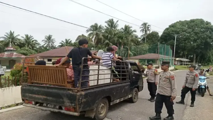 Polres Agam Tertibkan Senjata Mainan Cegah Konflik saat Lebaran 1 Anggota Polres Agam sedang memeriksa anak-anak yang memiliki pistol mainan mencegah perkelahian antar kelompok. Dok HO/Polres Agam