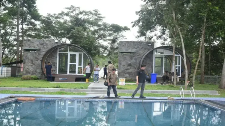 Lebaran 2025, Sawahlunto Catatkan Rekor Kunjungan Wisata Hampir 30 Ribu Pengunjung 1 Wali Kota Sawahlunto Riyanda Putra ketika sebelum libur Lebaran meninjau sejumlah destinasi wisata Sawahlunto. (Antarasumbar/Yudha Ahada)