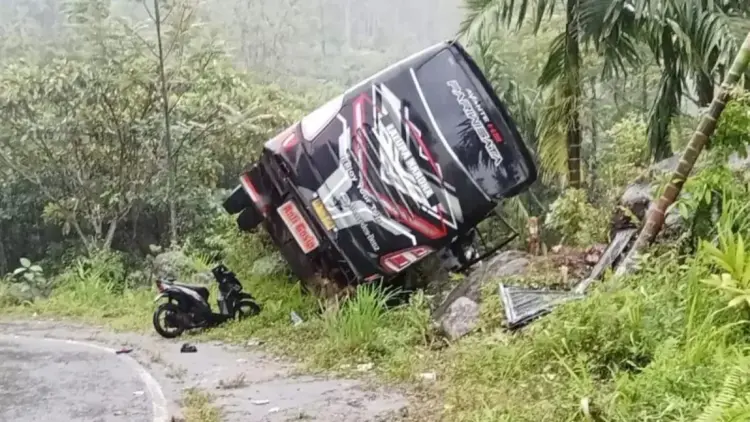 Kecelakaan di Malalak, Bus Pariwisata Rem Blong, 37 Penumpang Terluka 1 Bus Pariwisata tujuan Palembang mengalami kecelakaan tunggal di jalan lintas alternatif Kota Bukittinggi - Kota Padang, Sumatera Barat. Antara/Al Fatah