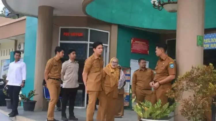 Wali Kota Sawahlunto Riyanda Putra meninjau Mall Pelayanan Publik (MPP) Muaro Kalaban, Selasa. (Antarasumbar/Yudha Ahada)
