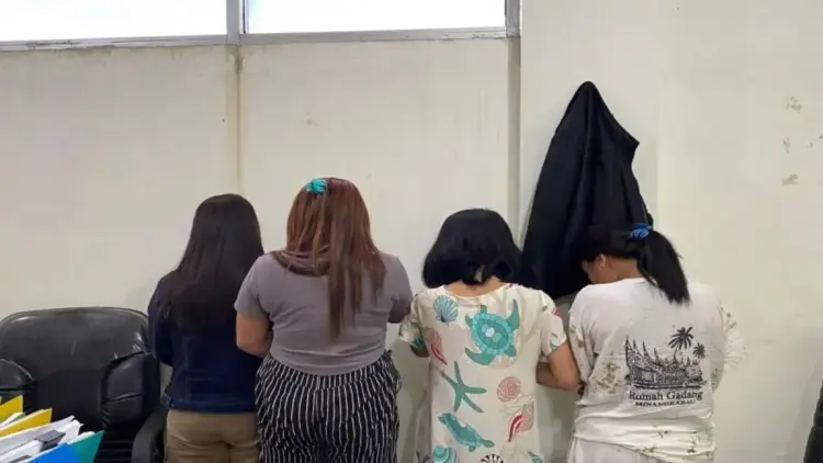 Satpol PP Agam Amankan 4 Pemandu Kafe dan 1 Pasangan di Penginapan 1 Empat pemandu kafe yang dikirim ke PSKW Andam Dewi Kabupaten Solok. Dok HO/Satpol PP Damkar Agam