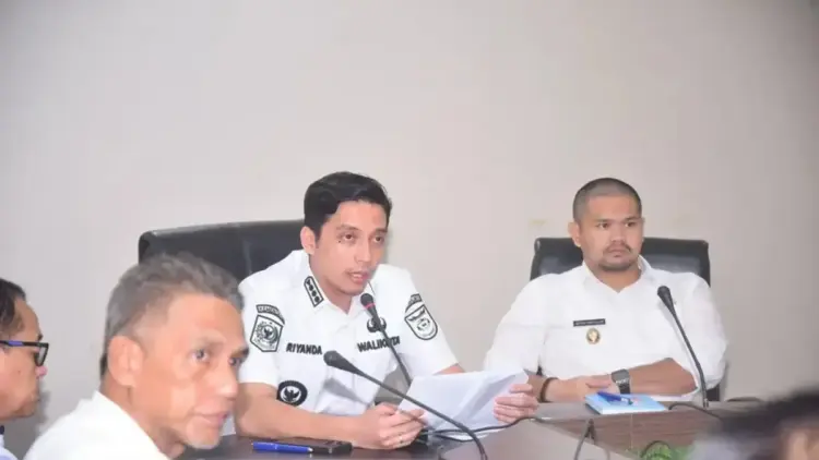 Wali Kota Sawahlunto Riyanda Putra didampingi Wakil Wali Kota Jeffry Hibatullah, ketika menyampaikan arahan kepada jajaran ASN. (Antarasumbar/Yudha Ahada)