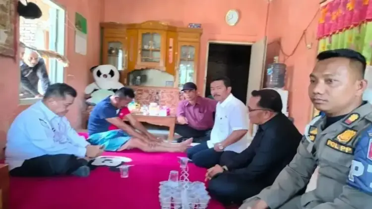 Bubarkan Orgen Tunggal, Anggota Satpol PP Agam Dikeroyok Massa 1 Bupati Agam Benni Warlis sedang membezuk anggota Satpol PP Agam atas nama Joni Putra yang dikeroyok massa saat menertibkan hiburan orgen tunggal sedang berada di rumahnya, Rabu (9/4). Dok Antara/Yusrizal