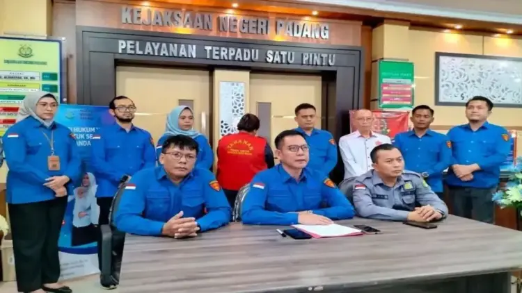 Kepala Kejari Padang Aliansyah (tengah) saat menggelar jumpa pers penetapan tersangka kasus dugaan korupsi penyalahgunaan pemberian fasilitas kredit di Padang pada Kamis (10/4). ANTARA/FathulAbdi