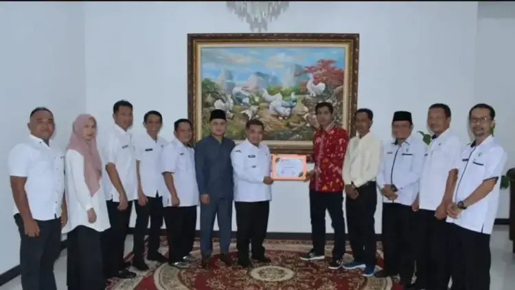Bawaslu Agam Kembalikan Rp1,28 Miliar Dana Pilkada ke Kas Daerah 1 Ketua Bawaslu Agam Suhendra secara resmi menyerahkan laporan pertanggungjawaban dana hibah Pilkada 2024 kepada Bupati Agam Benni Warlis di Rumah Dinas Bupati Agam, Padang Baru, Lubuk Basung. Dok HO/Humas Pemkab Agam