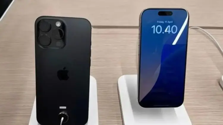 iPhone 16 Pro Max (kiri) dan iPhone 16 Pro (ANTARA/Fathur Rochman)