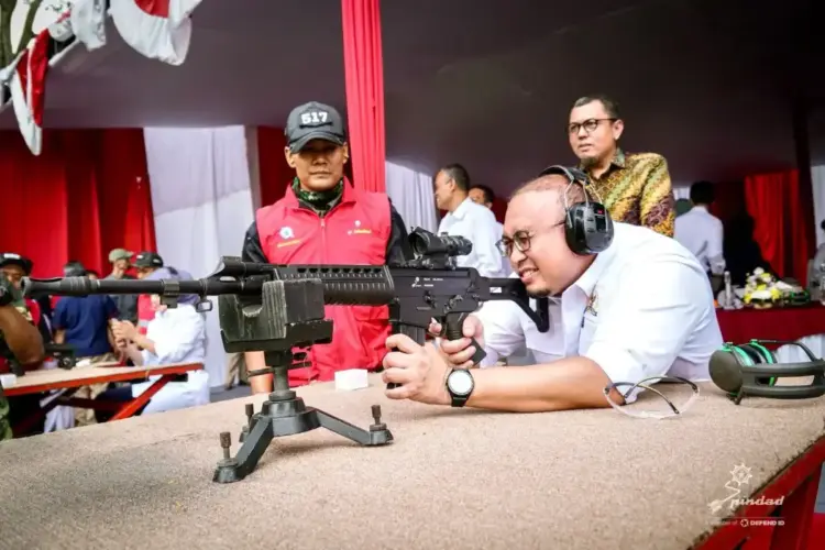 Andre Rosiade mencoba salah satu alutsista produksi dalam negeri. (Foto: Dok.Ist)