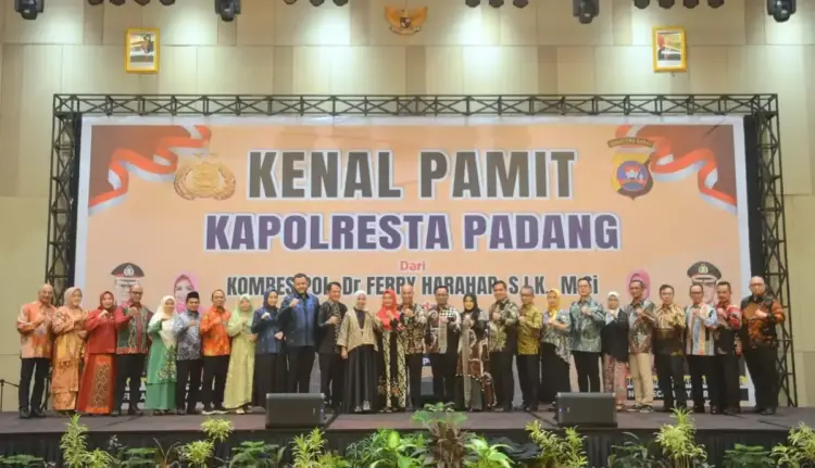 Wako Fadly Amran Hadiri Acara Kenal Pamit Kapolresta, AKBP Apri Wibowo Resmi Pimpin Polresta Padang 1 Wako Fadly Amran menghadiri acara pisah kenal Kapolresta Padang yang baru. (Foto: Istimewa)