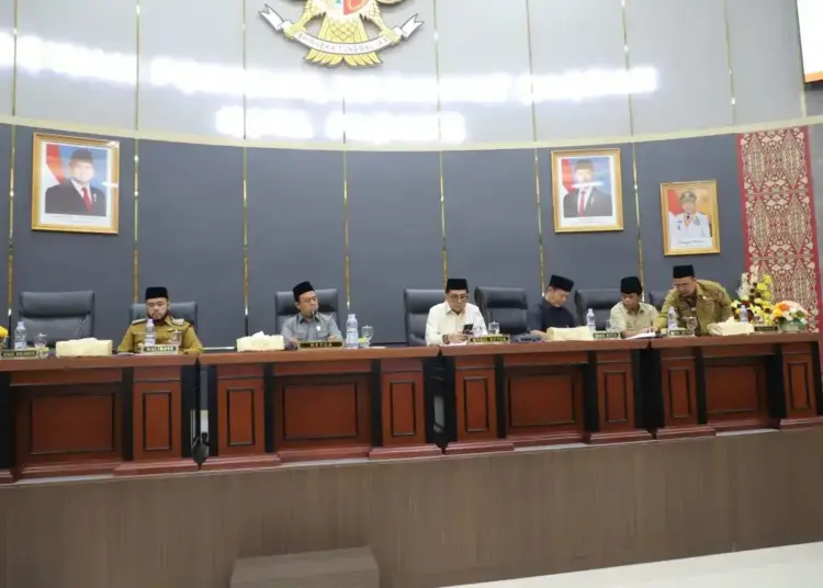 DPRD Padang Gelar Paripurna, Wali Kota Sampaikan Tiga Ranperda Strategis 1 Rapat paripurna penyampaian 3 Ranperda oleh Walikota Padang Fadly Amran, Senin (14/4/2025). (Foto: Ist)