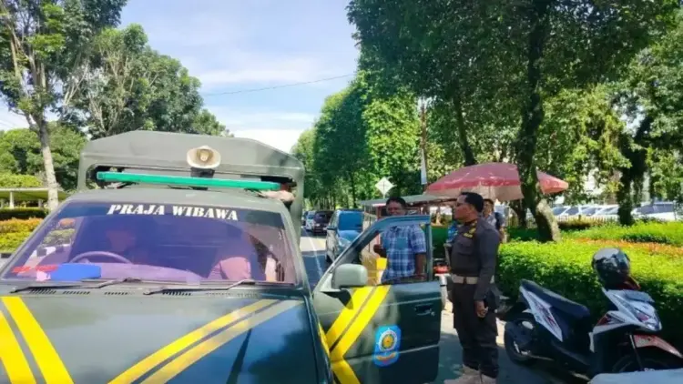 Satpol PP Agam Tertibkan PKL di Trotoar, Razia juga Sasar Pekat 1 Anggota Satpol PP Agam sedang mendatangi salah seorang pedagang yang berjualan di badan jalan Sudirman Lubuk Basung, Selasa (15/4). Dok ANTARA/Yusrizal