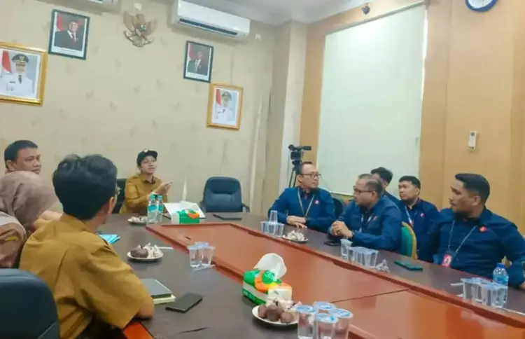 Telkomsel Segera Bangun 8 BTS di Dharmasraya, Bupati Annisa Apresiasi Andre Rosiade 1 Pertemuan antara Bupati Dharmasraya dengan pihak Telkomsel terkait rencana pembangunan BTS. (Foto : Dok.Ist)