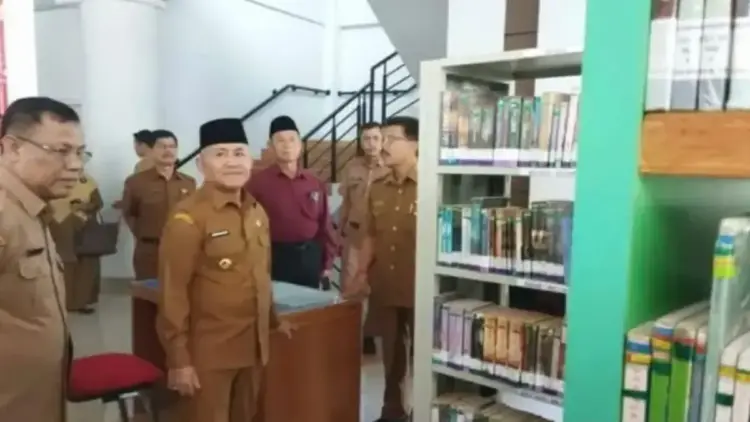 Wakil Wali Kota (Wawako) Solok Suryadi Nurdal saat mengunjungi gedung perpustakaan daerah yang baru saja selesai dibangun. ANTARA/HO-Prokom Solok.