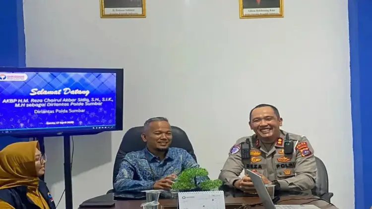 Dirlantas Polda Sumbar Komit Berantas Pungli Samsat, Ombudsman: Kami Awasi 1 Direktur Lalu Lintas Polda Sumbar AKBP HM Reza Chairul Akbar (kanan) bertemu dengan Kepala Ombudsman Sumbar Adel Wahidi (tengah) saat melakukan kunjungan ke Kantor Ombudsman Sumbar pada Kamis (17/4). ANTARA/FathulAbdi