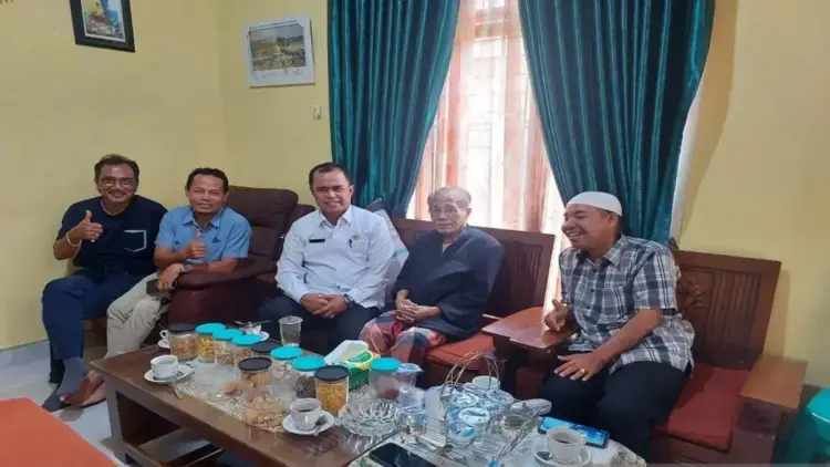 Pemkab Agam Usulkan Pembangunan SMA Unggul Garuda Baru, Lahan 20 Hektare Sudah Disiapkan 1 Kepala Dinas Pendidikan dan Kebudayaan Agam Taslim (baju putih tengah), Ketua KAN Tiku Lima Jorong Abdul Muis Datuak Bandaharo (baju hitam tengah) dan pengurus KAN lainnya. Dok HO/Disdikbud Agam