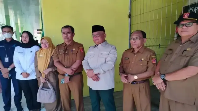 Pemkab Agam Gulirkan Makanan Bergizi Gratis, Dimulai dari 2.100 Siswa di Lubuk Basung 1 Sekda Agam Edi Busti (pakai peci), didampingi Kepala Dinas Kesehatan Agam Hendri Rusdian (dua dari kanan), Kepala Dinas Pendidikan dan Kebudayaan Agam (dua dari kiri) saat meninjau peluncur makan gizi gratis. Dok ANTARA/Yusrizal