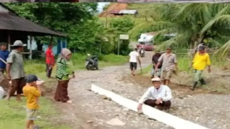Warga Sungkai dan Batu Busuk mendambakan jalan di daerah mereka dibetonisasi. (Foto: Dok. Ist)