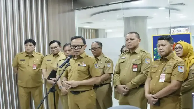 Buntut ke Luar Negeri tanpa Izin, Kemendagri Sanksi Bupati Indramayu Lucky Hakim 1 Wamendagri Bima Arya Sugiarto dalam konferensi pers di Kantor Ditjen Bina Pemdes Kemendagri, Jakarta, Selasa (22/4/2025). (ANTARA/HO-Puspen Kementerian Dalam Negeri)