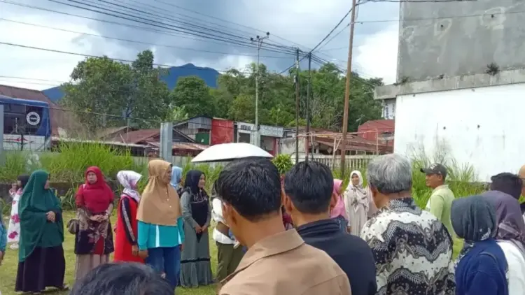 Warga terdampak bencana banjir lahar dingin Gunung Marapi yang direlokasi ke zona aman di Lubuk Basung, Kabupaten Agam. (ANTARA/Al Fatah)