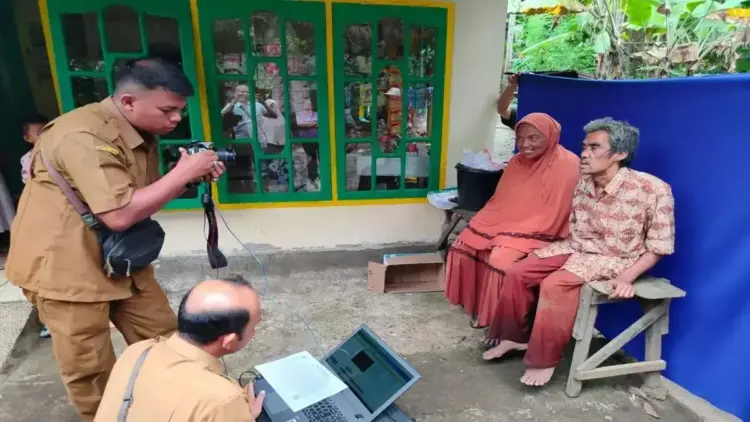Tim Disdukcapil Agam sedang melakukan perekaman data KTP-EL warga, Senin (28/4). Dok ANTARA/Yusrizal