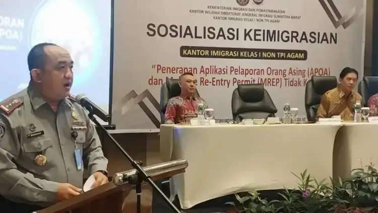 Kantor Imigrasi Agam Sosialisasikan Aplikasi Pelaporan Orang Asing untuk Penginapan 1 Kepala Kantor Imigrasi Agam, Budiman Hadiwasito memberikan penjelasan terkait upaya pengawasan orang asing melalui aplikasi pelaporan orang asing (APOA). (ANTARA/Al Fatah)