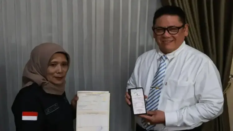 Sekretaris Daerah Tanah Datar, Elizar (kanan) memperlihatkan bukti pembayaran Pajak Bumi Bangunan (PBB) miliknya (Antara/Etri Saputra).