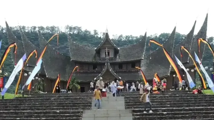 Wisatawan ke Istano Basa Pagaruyung Meningkat Signifikan, Disparpora Tawarkan Asuransi Kecelakaan 1 Istano Basa Pagaruyung (Antara/Etri Saputra)