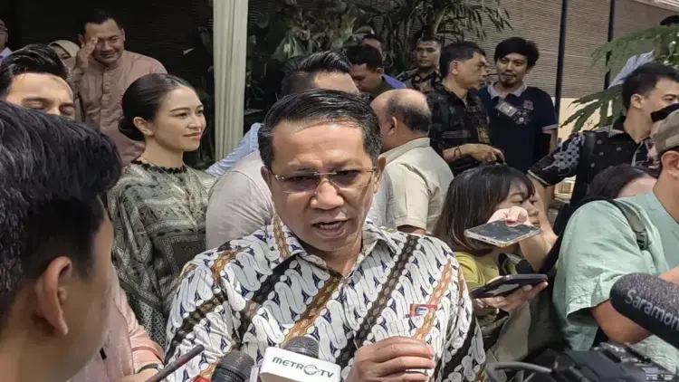 Menteri Hukum RI Supratman Andi Agtas saat menghadiri open house Ketua MPR RI Ahmad Muzani di rumah dinasnya, Komplek Widya Chandra III Nomor 10, Jakarta Selatan, Jakarta, Rabu (2/4/2025). (ANTARA/Melalusa Susthira K.)