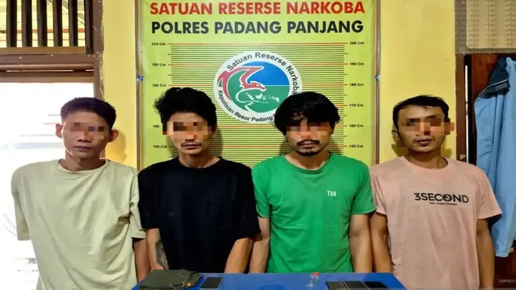 Empat pelaku penyalah gunaan narkotika di Panyalaian bersama barang bukti berhasil diamankan Satrenarkoba Polres Padang Panjang. (ANTARA/ Isril Naidi)