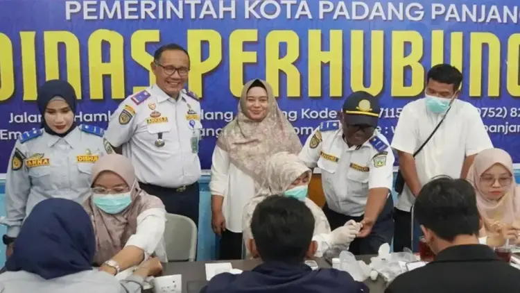 Kepala Dishub Arkes Refagus, memantau pelaksanaan cek kesehatan bagi petugas Dishub (ANTARA/ Isril Naidi)