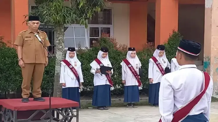 Kepala Disdik Nasrul, ungkap program angkutan gratis pelajar yang di mulai 2 Mei mendatang diterapkan setiap hari Selasa dan Kamis, sosialisasi digencarkan ke sekolah-sekolah. (ANTARA/ Isril Naidi)