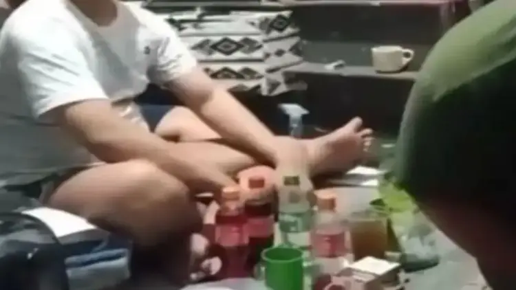 Suasana narapidana yang diduga melakukan pesta narkoba di dalam sel Rutan Pekanbaru. (ANTARA/tangkapan layar)