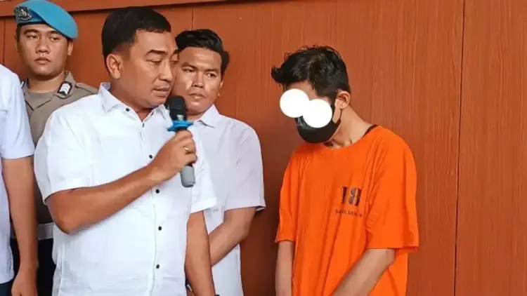 Kasat Reskrim Polres Metro Jakarta Pusat AKBP Muhammad Firdaus (kiri) saat bertanya kepada tersangka di Jakarta, Senin (21/4/2025). ANTARA/Khaerul Izan (H)