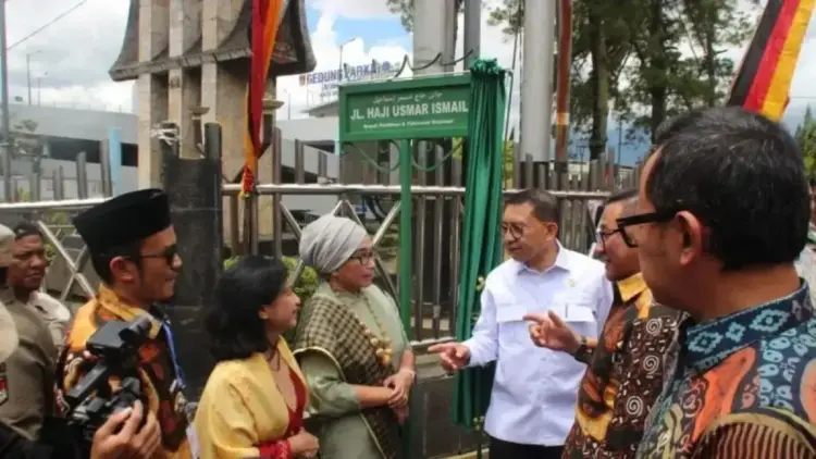 Menteri Kebudayaan Fadli Zon saat meresmikan jalan di Kota Bukittinggi dengan nama Bapak Perfilman Nasional, Usmar Ismail. (ANTARA/Al Fatah)