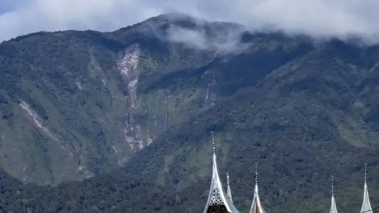 Aktivitas Gempa Gunung Marapi Meningkat, Status Tetap Waspada 1 Potret badan Gunung Marapi terkikis atau longsor di Kabupaten Tanah Datar, Sumatera Barat 1 April 2025. (ANTARA/Muhammad Zulfikar)