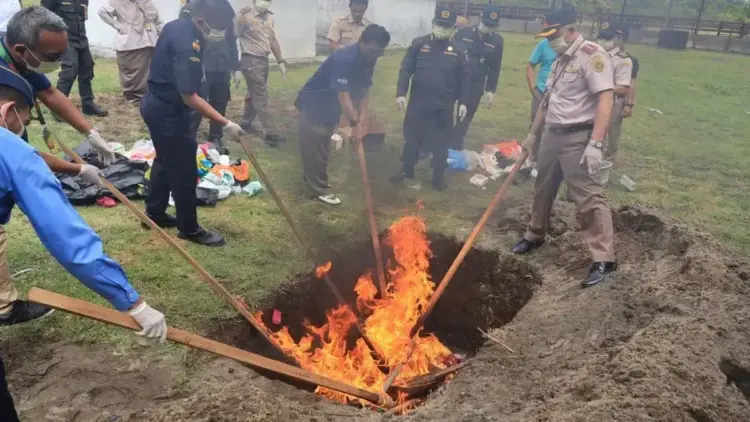 Balai Karantina Hewan Ikan dan Tumbuhan Sumatera Barat (Sumbar) memusnahkan 168,7 kilogram di Kota Padang, Rabu (23/4/2025). ANTARA/Muhammad Zulfikar