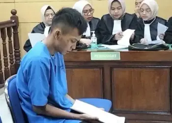 Sidang perdana pelaku pembunuh Nia Kurnia Sari, gadis penjual gorengan di Pariaman. (dok. istimewa)