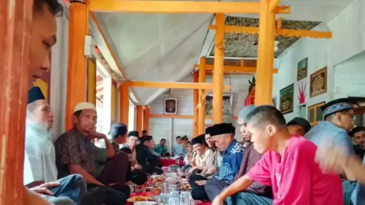 Tradisi Ziarah Rumah Gadang Kaum Mandahiliang, Sarana Silaturahmi Meriahkan Idul Fitri di Nagari Sikabau 1 Suasana tradisi Ziarah Rumah Gadang di Rumah Gadang Dt Jati Suku Mandahiliang di Nagari Sikabau, Kecamatan Pulau Punjung, Selasa (1/4/2025). Antara/Ilka Jensen.