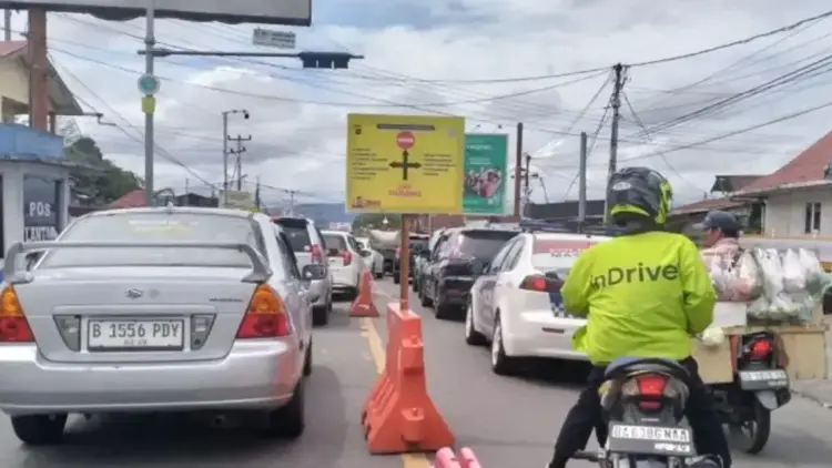 Sejumlah kendaraan melaju lambat di persimpangan Padang Luar, Kabupaten Agam saat pemberlakuan rekayasa lalu lintas, Minggu (30/3/2025). ANTARA/Muhammad Zulfikar