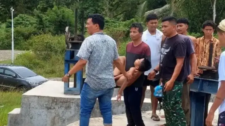 BPBD Padang Ingatkan Wisatawan Jaga Keselamatan Selama Libur Lebaran 1 Proses evakuasi korban yang tenggelam di bendungan Lubuk Rayo, Koto Tangah, Padang pada Rabu (2/4). ANTARA/HO-BPBDPadang