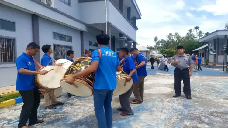 Warga binaan pemasyarakatan Lapas Lubuk Basung sedang memainkan tambua tansa. Dok HO/Lapas Lubuk Basung