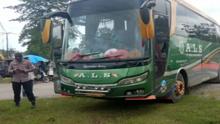 Penumpang Bus ALS Meninggal Dunia di Pos Pengamanan Lebaran Dharmasraya, Diduga Serangan Jantung 1 Bus ALS yang ditumpangi korban, di Pos Pengamanan Idul Fitri Simpang RTH Silago, Kabupaten Dharmasraya, Sumbar, Jumat (4/4). Antara.HO-Dok warga)