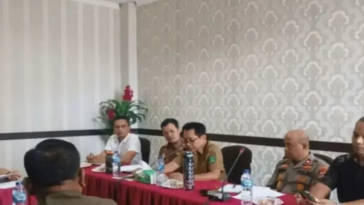 Bupati Padang Pariaman, Sumbar John Kenedy Azis (tiga kanan) memimpin rapat terkait jam operasional hiburan malam di Parik Malintang, Senin. Antara/HO-Diskominfo Padang Pariaman